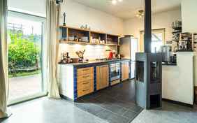 Die offene Wohnküche im Casa Carlo mit direktem Zugang auf die Terrasse. 